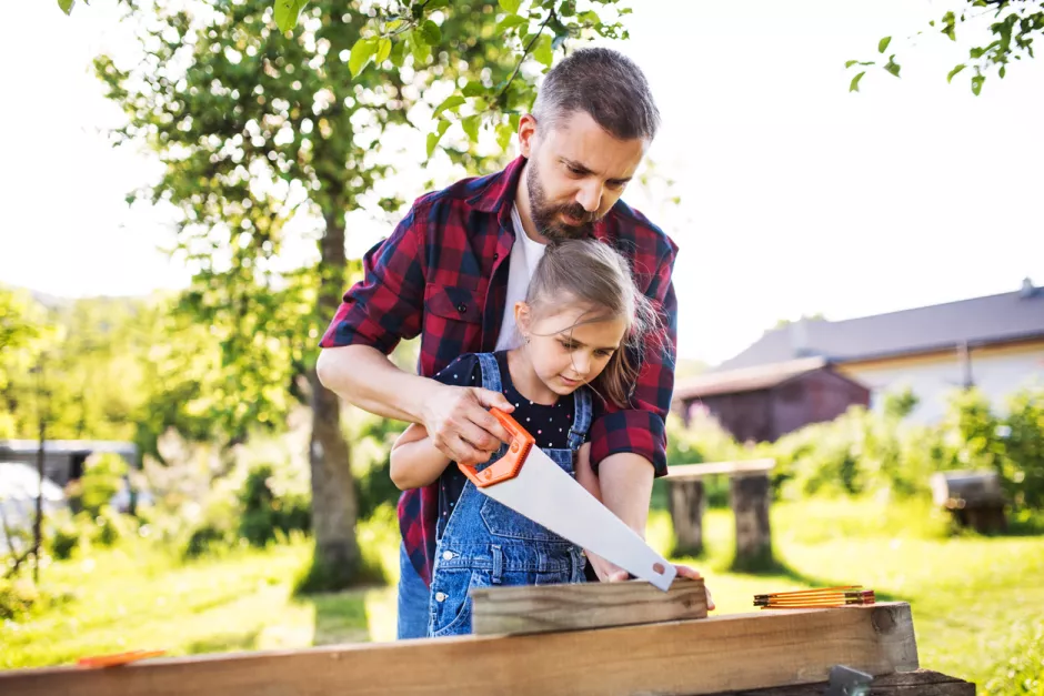 Fundament und Aufbau eines Gartenhauses – Warum ein Aufbau-Komplettservice auch für DIY-Profis interessant sein kann