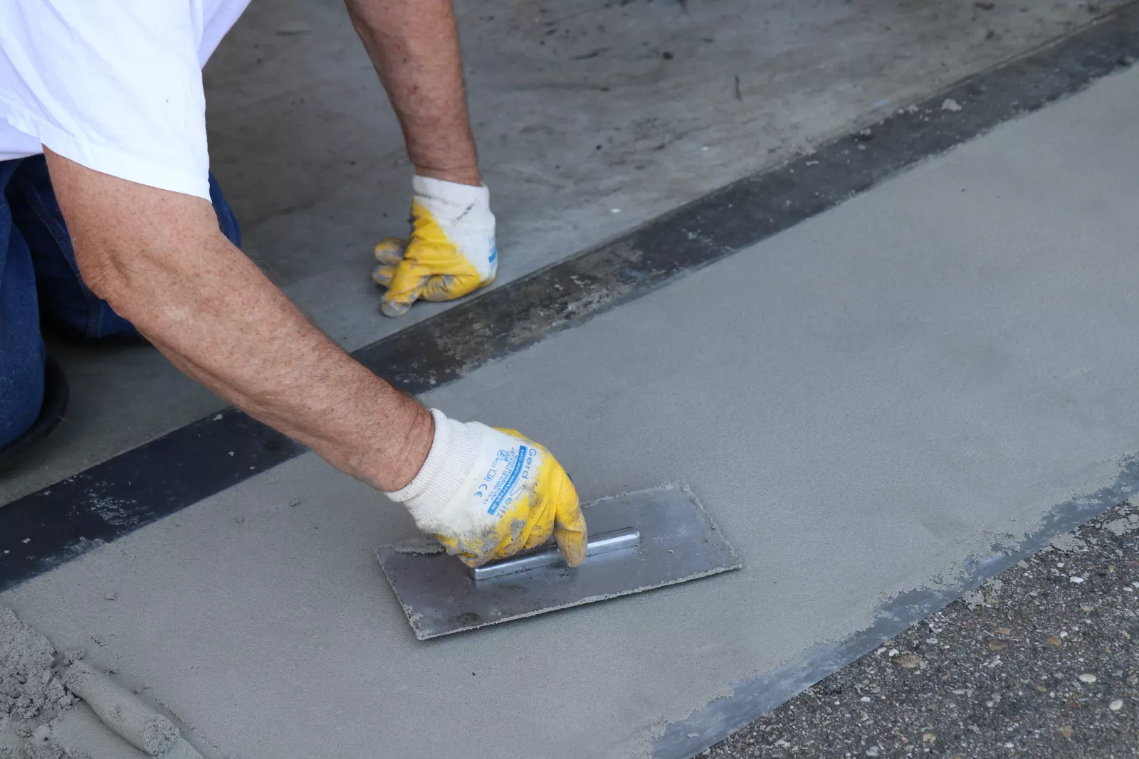 Garagenboden selbst reparieren – DIY Anleitung vom Fachmann